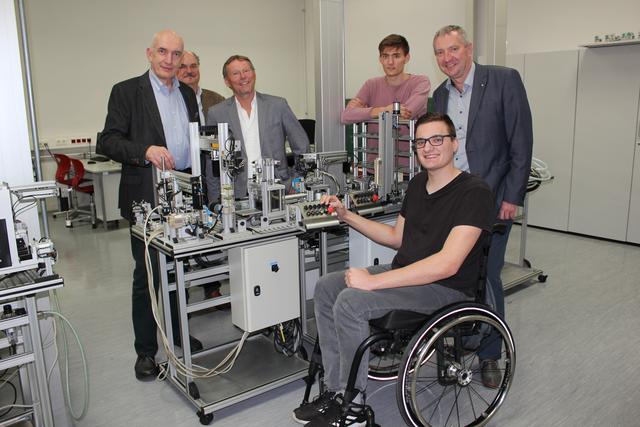 Ist stolz auf die geschaffte Matura: Elektrotechniker Sebastian Raab im Rollstuhl mit seinen Unterstützern (v.li.) Klassenvorstand Friedrich Holzinger, Antriebstechnik-Lehrer Harald Zeiringer und Diplomarbeits-Betreuer Kurt Spießberger, Mitschüler Lorenz Pichler und Direktor Bertram Geigl.