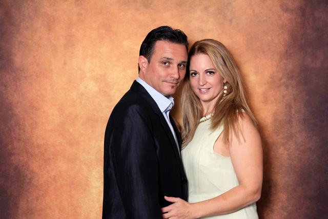 Markus Forster und Maria Erlacher bilden zusammen das Ensemble "Amarena": wie die Kirsche, zwei verschiedene Früchte – und dennoch miteinander verbunden. Mit ihrer Kleinoper "Romantische Liebesperlen" treten sie am 11.12. im Haus der Musik auf.