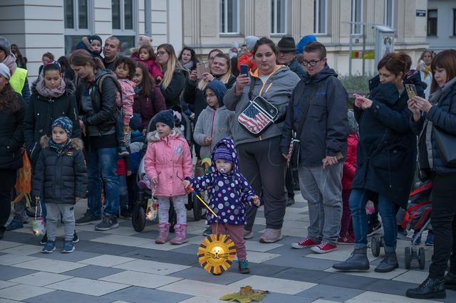 Mit gebastelten Laternen kamen die Kinder zu dem Umzug.