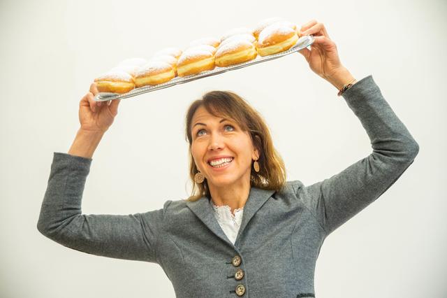 Eva Zach aus Pertlstein krönte sich zur steirischen Krapfenkaiserin.