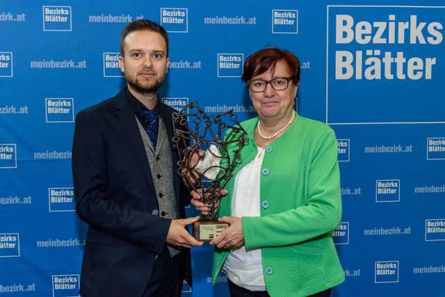 Über eine Trophäe durfte sich Christine Haubenwallner freuen, die mit ihrem Mann Josef Haubenwallner seit 1990 das Dorfmuseum Mönchhof betreibt.