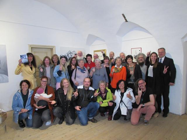 Knapp 30 Künstler stellen auf Schloss Sigmundsried aus. Kunsthistorikerin Sylvia Mader, Kulturvereinsobmann Sascha Pedrazolli, Ausstellungsleiter Christoph Mathoy und Bgm. Elmar Handle freuten sich über das Kultur-Wochenende.