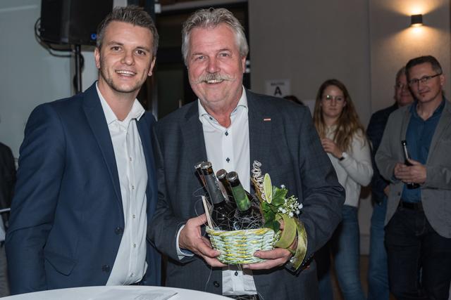 Auf das Geburtstagskind, dem  ehemaligen Wirtschaftsbund-Bezirksobmann Herbert Mairhofer darf  auch bei solchen Feiern nicht vergessen werden. | Foto: Alfred Hofer