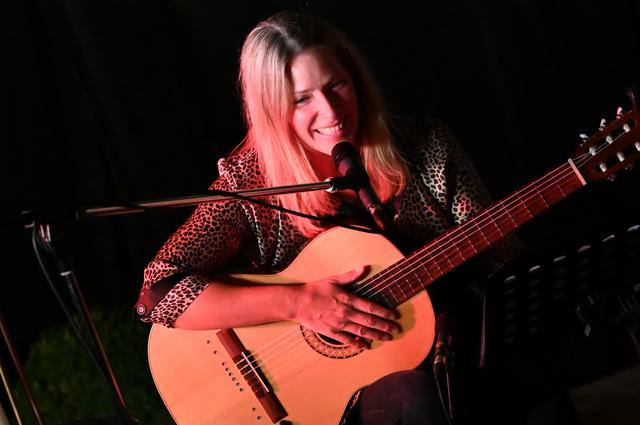 Liedermacherin Ulrike Kofler belgleitet sich selbst auf der Gitarre. | Foto: Jo Hermann