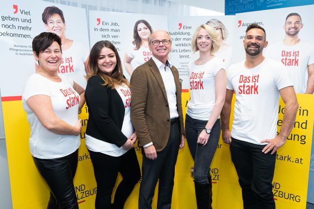 Landeshauptmann-Stellvertreter Christian Stöckl mit vier der Testimonials. Im Bild: Marianne Müller aus Hallein, Daria Mohajeri aus der Stadt Salzburg, Landeshauptmann-Stellvertreter Christian Stöckl, Laura Glaser aus Kufstein und Wolfgang Preiß aus der Stadt Salzburg.