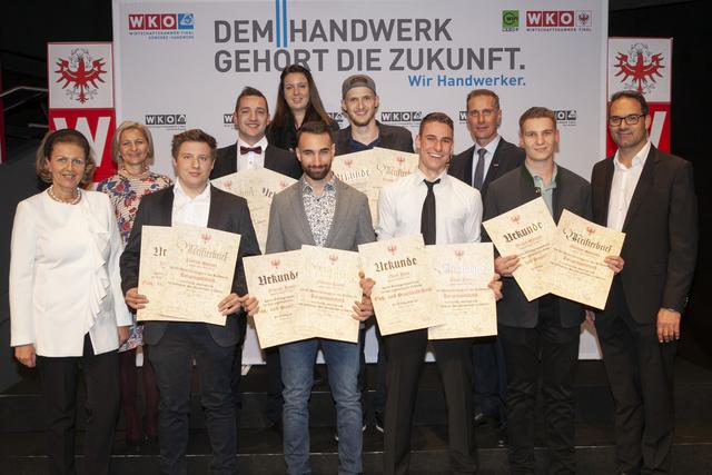 Rund 170 Jungmeisterinnen und Jungmeister wurden im Congress Innsbruck gefeiert. Darunter Patrick Steiner, Stefan Weißbacher, Florian Laner, Elias Juen, Lukas Weissteiner und Martin Streiter (v.l.), die sowohl als Gas- und Sanitärtechniker als auch als Heizungstechnikermeister den Gipel der Berufsausbildung erklommen haben – Landesrätin Patrizia Zoller-Frischauf, WK-Direktorin Evelyn Geiger-Anker, Innungsmeisterin Veronika Opbacher, Spartenobmann Franz Jirka und Wirtschaftskammerpräsident Christoph Walser (hinten, v. l.) freuten sich mit ihnen.