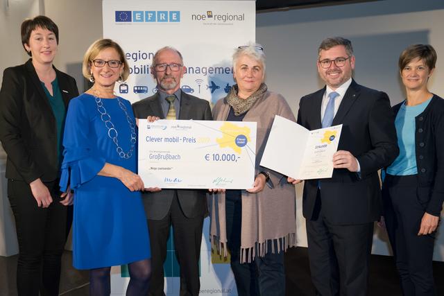Der Hauptregionssieg ging nach Großrußbach: Susanne Heinisch (Mobilitätsmanagerin Weinviertel der NÖ.Regional), Landeshauptfrau Johanna Mikl-Leitner, Amtsleiter Anton Rötzer, Vizebürgermeisterin Jutta Mayr-Losek, Mobilitätslandesrat Ludwig Schleritzko und Doris Fried (Büroleiterin Weinviertel der NÖ.Regional).