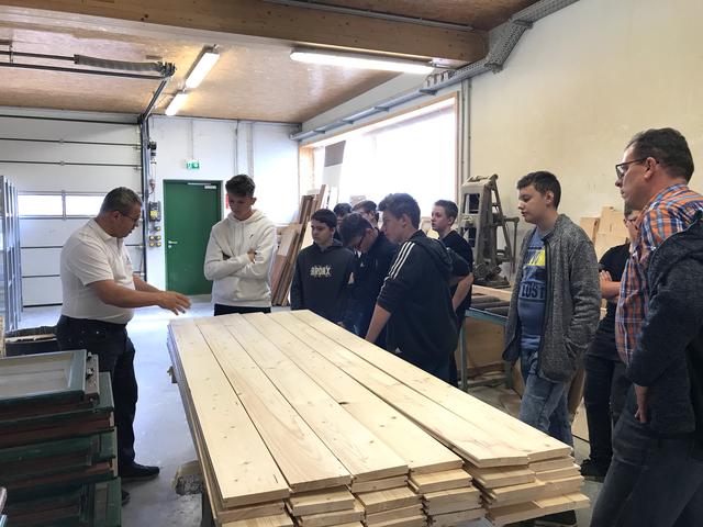Die Polytechnische Schule Stockerau besuchte den Tischlereibetrieb Unterleuthner in Hagenbrunn.