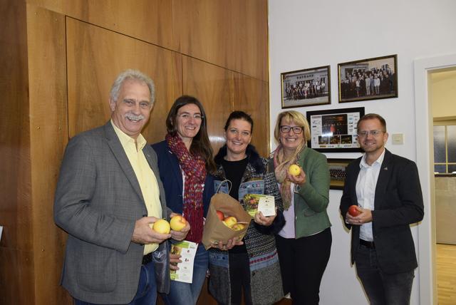 v.l. Landtagsabgeordneter Bürgermeister Peter Oberlehner, Bezirksbäuerin des Bezirks Grieskirchen Annemarie Heigl, Ortsbäuerin Michaelnbach Margit Obermayr und Christoph Oberlehner