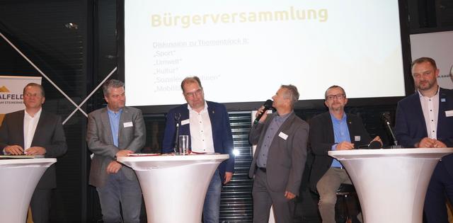 Am Podium bei der Bürgerversammlung: Bürgermeister und Stadträte: Erich Rohrmoser, Gernot Aigner, Wolfgang Kultsar, Peter Gruber, Markus Bauhofer, Thomas Haslinger
