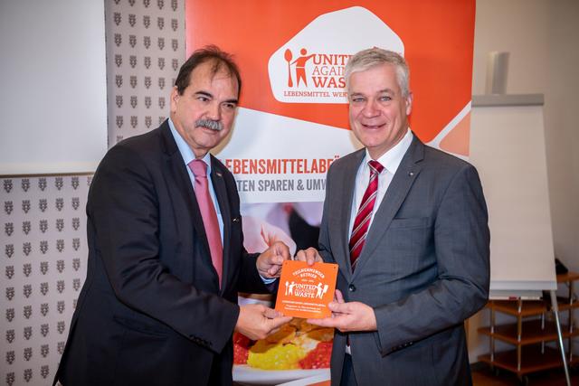 Die SANA Catering – ein Unternehmen des Haus der Barmherzigkeit – wurde für die langjährige Partnerschaft bei United Against Waste geehrt. Geschäftsführer Peter Zillner mit Bürgermeister Anton Kasser.