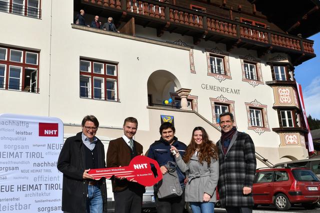 Hannes Gschwentner übergibt Bgm Hannes Eder den Schlüssel für das Gemeindeamt, Marco Fuchs und Hannah Domainko bekamen ihre Wohnungsschlüssel von NHT-Prokurist Engelbert Spiss (v.l.).