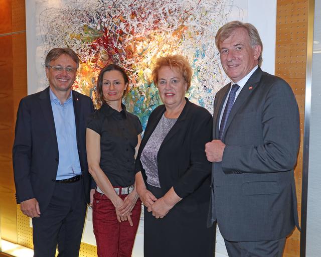 Vernissage: Energie Burgenland Vorstandsvorsitzender Michael Gerbavsits, Isabella Trimmel, Landtagspräsidentin Verena Dunst und Energie Burgenland Vorstandsdirektor Alois Ecker