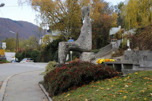 Am Ortseingang grüßt die "Trauernde Mutter Niobe" beim Kriegerdenkmal.