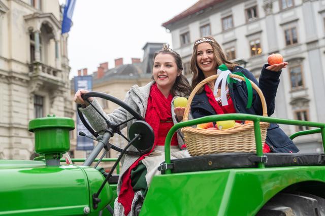 Apfelkönigin Hanna l. und Prinzessin Judith l. verteilten frisch, saftig steirische Äpfel in der Landeshauptstadt. | Foto: LK-Danner