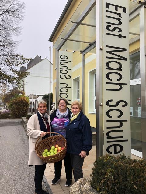 Dagmar Zier, Edeltraud Staudigl und Ilse Eliasek verteilten am Tag des Apfels die gesunde, regionale Jause an die Schüler der VS Untersiebenbrunn. | Foto: Zier