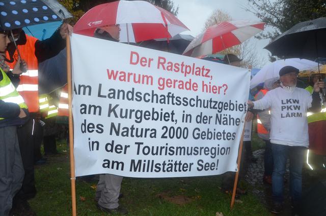 Mit Worten und Plakaten wurde auf dem Rastplatz demonstriert