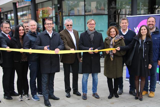 Die Weizer Politiker mit den Investoren und Verantwortlichen bei der großen Eröffnung des "park‘s" in Weiz. 