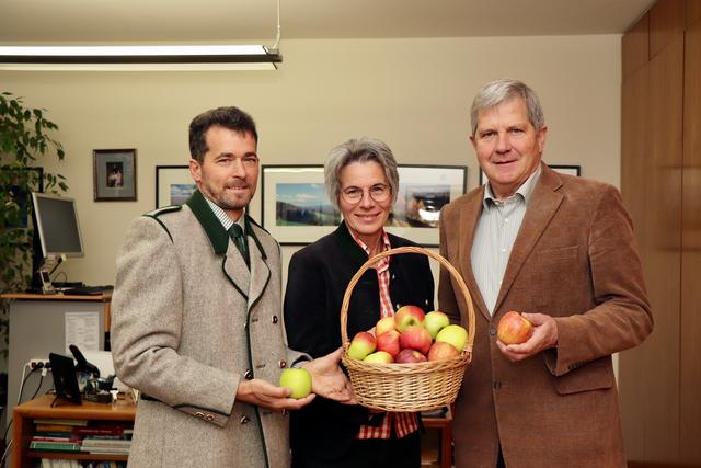 Obstbauberaterin Anna Brugner und Obmann Peter Koller überreichten BH Max Wiesenhofer einen Korb mit heimischen Äpfeln.