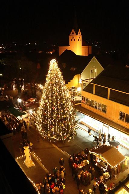 Passend zur Köflacher Adventzeit wird es erstmals ein Gutscheinheft geben, bei dem rund 20 Betriebe ihre Angebote anbieten. | Foto: FOTO KOREN