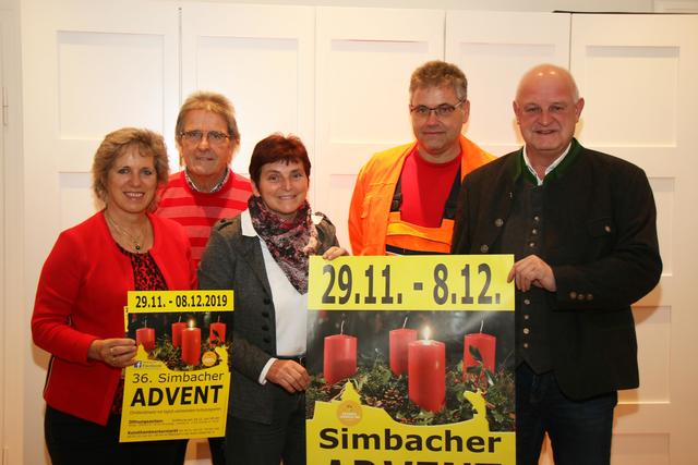Bei der offiziellen Präsentation des neuen Programms (v. l.): Kulturreferentin Petra Enghofer, Programmheftgestalter Martin Haugeneder, Organisatorin Brigitte Schwarzbauer, Bauhofleiter Gerhard Eichinger und Bürgermeister Klaus Schmid.