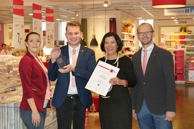 Platz 2 bei „Junior Sales Champion International“: Sabrina Grandit (Kika Lehrlingsbeauftragte), Sebastian Hotwagner, KommR Andrea Gottweis (Obfrau Sparte Handel) und Helmut Kaltenbacher (KiKa Geschäftsleitung)