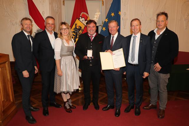 Von links: Andreas Fischbacher, Eugen Fischbacher (beide Flachau Tourismus), Christine Pitschi & Georg Lackner sen. (Hotel Lacknerhof), LH Wilfried Haslauer, Bgm. Thomas Oberreiter und Thomas Weitgasser (Flachau Tourismus).