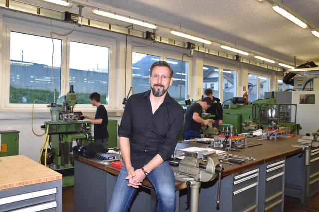 "Langfristig hat man mit einer breiteren Ausbildung die besseren Karten. Daher sind uns Konstruktion, IT und Mechatronik genauso wichtig wie Werkstätte, Wirtschaft und Allgemeinbildung", sagt Direktor Martin Schmidt-Baldassari. | Foto: Kainz