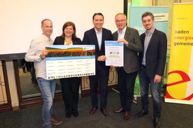 Klima-Kommunikator Marcus Wadsak, Klimabündnis NÖ Regionalstellenleiterin Petra Schön, Bürgermeister Alexander Vojta, LH-Stellvertreter Stephan Pernkopf und Klimabündnis Österreich Geschäftsführer Markus Hafner-Auinger.
 | Foto: Stadtgemeinde Gerasdorf