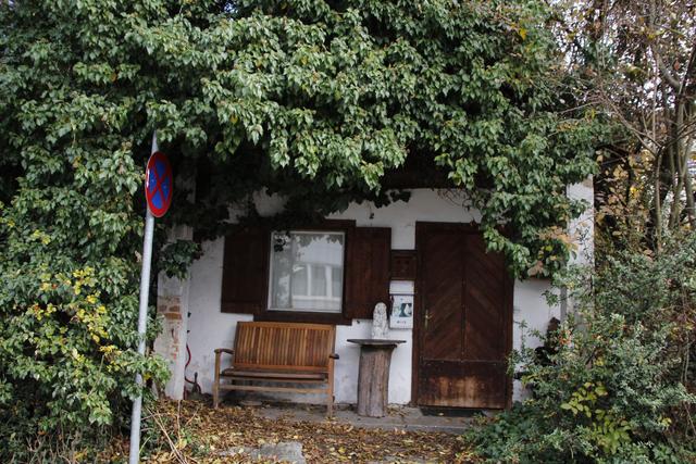 Die ehemalige Trafik von St. Magdalena zwischen Volksschule und Pfarrheim.