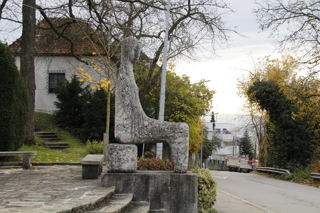 Künstler Max Stockenhuber hat das steinerne Wahrzeichen erschaffen. Eingeweiht wurde es am 28. Juli 1963.
