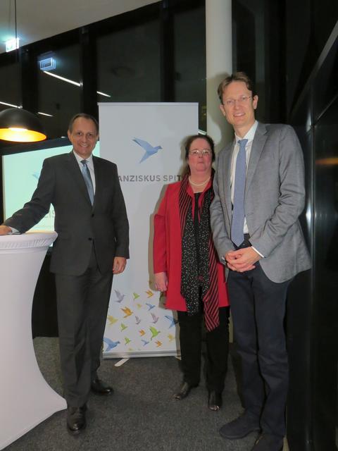 Martin Steiner (Geschäftsführer Franziskus Spital), Aurelia Mikovsky (Leiterin der Palliativstation) und Joakim Huber (Vorstand Innere Medizin) bei der Jubiläumsfeier.