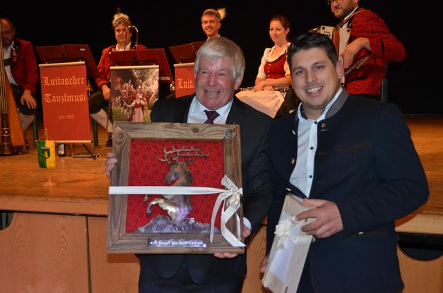 Dekan Franz Neuner freute sich über das Geschenk von Georgios Chrysochoidis (re).