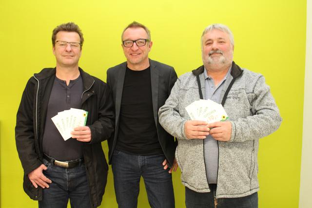 BezirksRundschau Redaktionsleiter Franz Staudinger übergibt die Gutscheine an Thomas (li.) und Manfred Engleder.