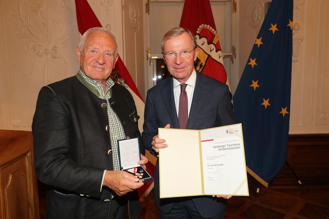 Walter Mooslechner (Großarl) erhielt das Salzburger Tourismusverdienstzeichen von Landeshauptmann Wilfried Haslauer.