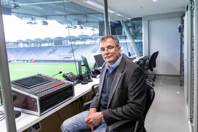 "Hausherr" Hannes Knoll in der Kommentatoren-Box der Merkur Arena