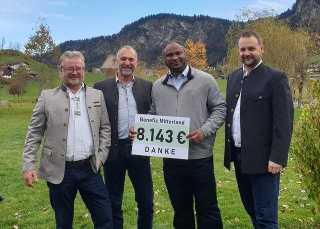 Freudige Scheckübergabe in Thiersee mit Pfarrer Harrison Markose (3. von links) und den Initiatoren Anton Gruber sowie Peter und Markus Panzl (von links).