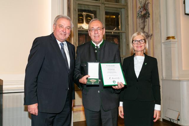 LH Hermann Schützenhöfer und Landtagspräsidentin Gabriele Kolar mit dem geehrten Ernst Meixner