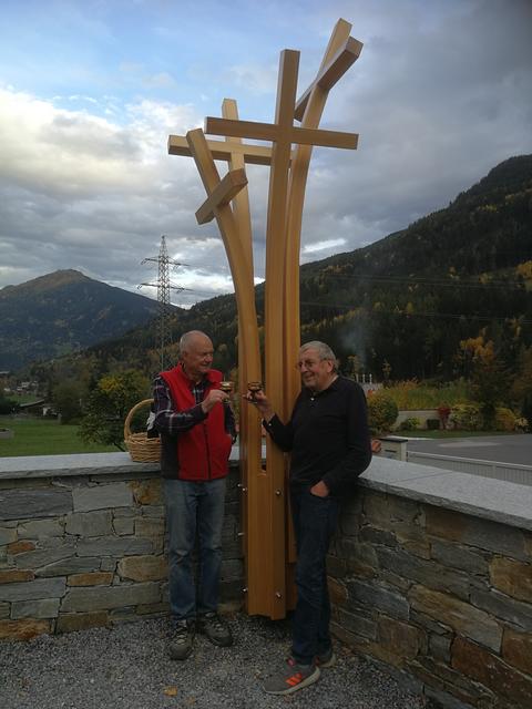 Künstler Otmar Kröll mit Alois Kolp vor dem Verabschiedungskreuz in Pians.