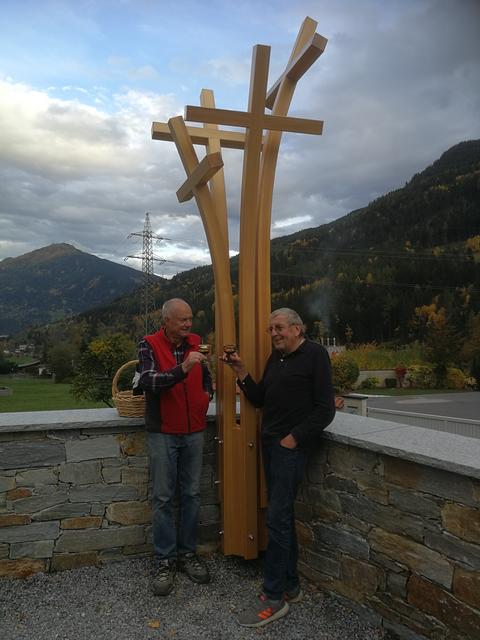 Künstler Otmar Kröll mit Alois Kolp vor dem Verabschiedungskreuz in Pians.  | Foto: Theo Braun