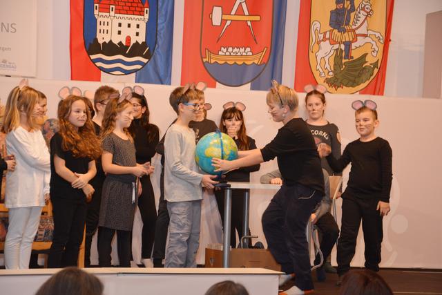 Tolle Leistung: 40 Schülerinnen und Schüler der VS St. Georgen begeisterten mit einem kindergerechten, aber ebenso hoch politischen Theaterstück