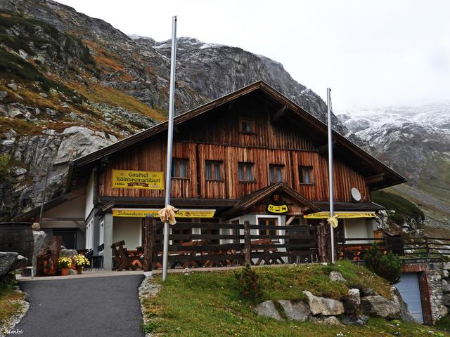 Wir stärkten uns im Kölnbreinstüberl mit einer guten, warmen Kaspressknödelsuppe und einer guten Brettljause. Das Kölnbreinstüberl liegt auf 1950m. Seehöhe. Von der Terrasse hat man einen tollen Blick auf die 200m hohe Kölnbreinsperre.