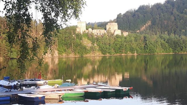 Campingplatz Dobra mit Blick auf die Ruine