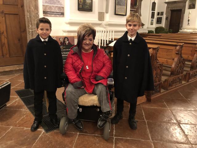 Marianne Hengl mit Emil und Constantin von den Wiltener Sängerknaben. 