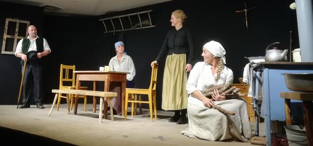 Das Stück "Nebelreißen" begeisterte auch in Kössen.