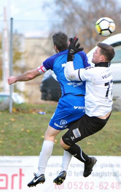 In der Schlussphase wurde es hektisch: Kematen-Kapitän Johannes Raitmair setzte Völs-Goalie Andi Eberl zu! | Foto: Hassl