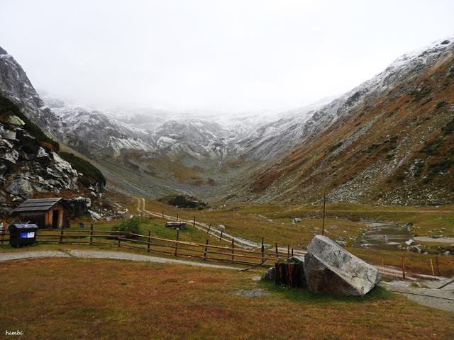 Wir stärkten uns im Kölnbreinstüberl mit einer guten, warmen Kaspressknödelsuppe und einer guten Brettljause. Das Kölnbreinstüberl liegt auf 1950m. Seehöhe. Von der Terrasse hat man einen tollen Blick auf die 200m hohe Kölnbreinsperre.