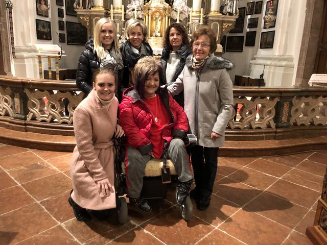 Marianne mit Nichten, Schwester, Mama und Betreuerin, die alle das Konzert genossen. 