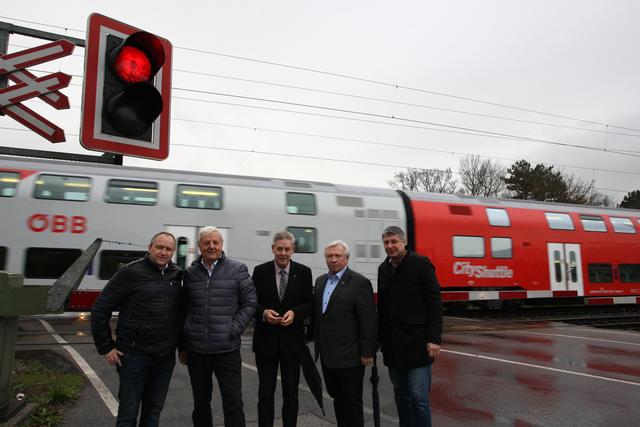 Der Bahnschranken an der Raglitzer Straße ist ganzjährig häufig geschlossen. Ein Verkehrsdrama für die Pendler aus Willendorf, Würflach, Raglitz und Neunkirchen.