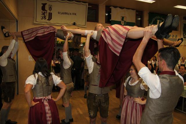 Anschauungsunterricht, wie man Frauen auf Händen tragen kann